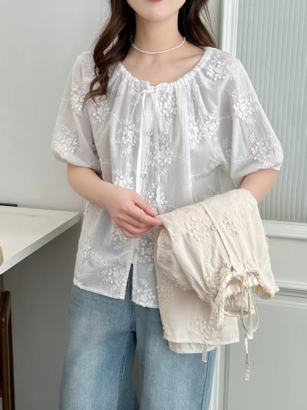 シャツ レディース 春 フレンチスタイル 立体刺繍 クロシェフラワー 紐付き ラウンドネック 甘め ドールシャツ ブラウス トップス かわいい 女性用 上着 軽やか 春物 フェミニン スタイル 花柄 刺繍加工 首元 アクセント 日常使い コーデ