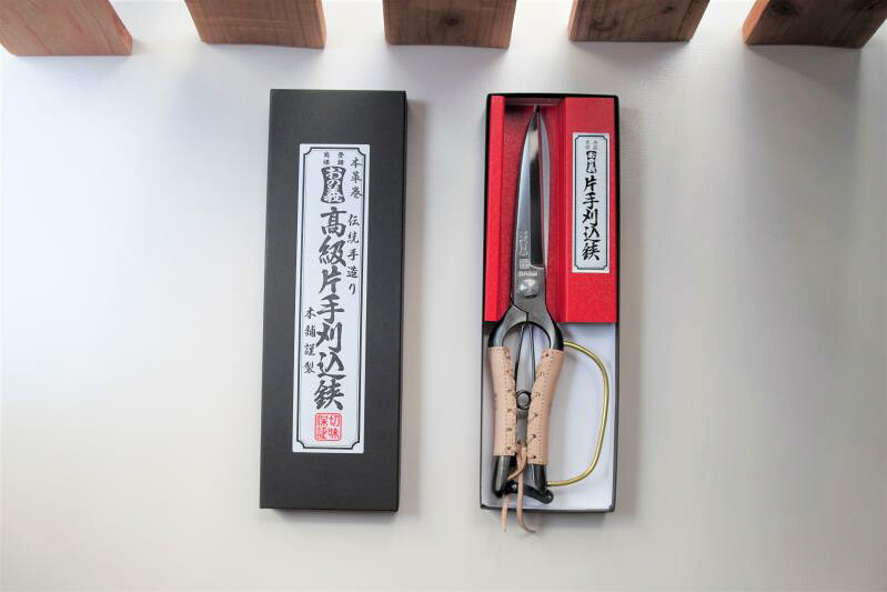 みきかじや村 片手刈込鋏 ガード付き金止 牛本革巻 おの義 TS132 高級 剪定ばさみ 園芸ばさみ 本職 職人 プロ用 垣根の刈り込み 片手 男性用 植木屋 盆栽屋 剪定家 錆に強い よく切れる 持ちやすい プロの剪定ばさみ 鍛冶屋 牛革握り 本革 ケース 化粧箱｜ココショク 日本の手仕事雑貨