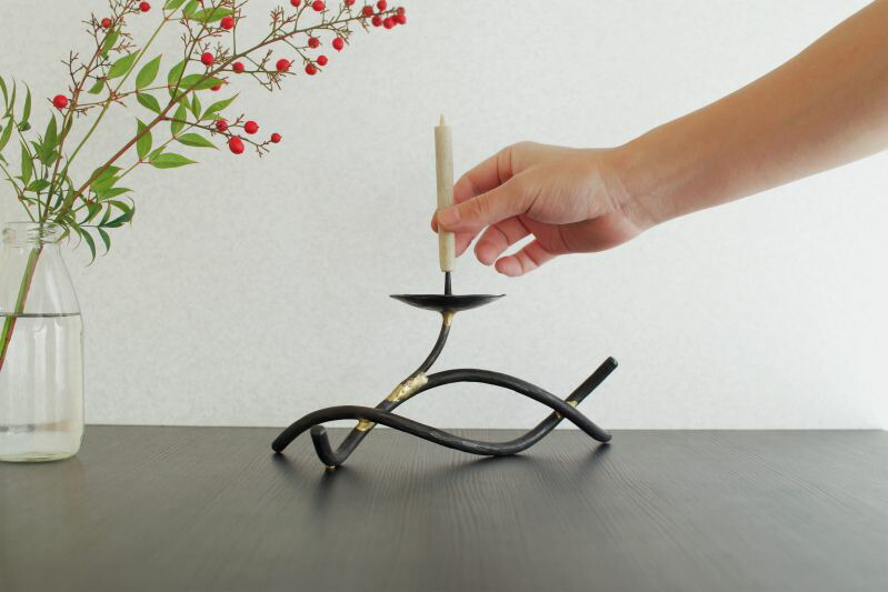 大與 鉄製キャンドルスティック - 根  文筆家 細工物 キャンドルスティック 仏具 灯立 蝋燭保持者 置き目ソク 蝋燭照明ランプ 和キャンドル 和ろうそくキャンドルスティック 気が大きい 仏具 草木 木 切り杭 オブジェ 蝋燭 金管楽器 鍛える 鎚目 室内装飾 床の間 茶席 茶会 夜咄 茶道 今めかしい 芸術品 差し上げ物 差し上げ物