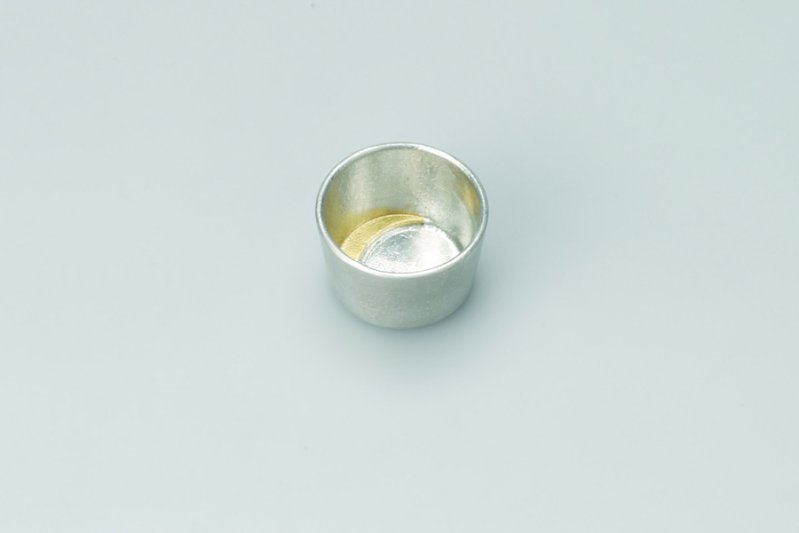 ぐい呑み 月 金箔 能作 錫のうさく nousaku 錫製品 金銀 おしゃれ 美しい酒器 錫 ぐいのみ 日本酒 利き酒 冷酒 まろやか 天体 デザイン 祝い酒 開店祝い 快気祝い 父 母 親 記念日 喜寿祝い 引き出物 披露宴 お祝い 工芸品 高岡銅器 お父さん 敬老の日 ギフト 贈り物｜ココショク 日本の手仕事雑貨