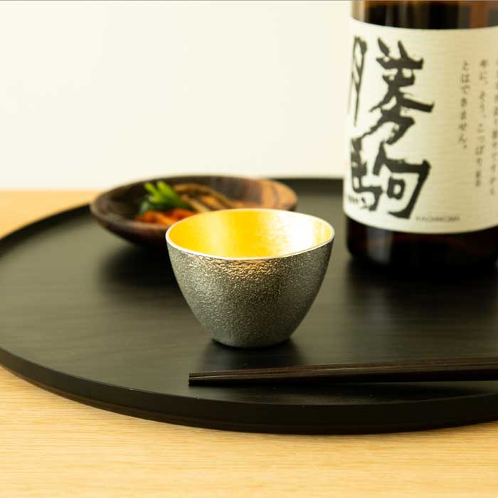 ぐい呑み(大) 金箔 能作 本錫製 鋳物 金沢 工芸品 ぐい飲み ぐいのみ ぐい吞み おちょこ お猪口 酒器/金属 鋳物 金銀 還暦祝い 退職祝い 冷酒グッズ 上司 親戚 金色 金属 おしゃれ お祝い プレゼント 贈り物 ギフト 輝く 男前 めでたい 大きい 富山県 お土産 6,023円