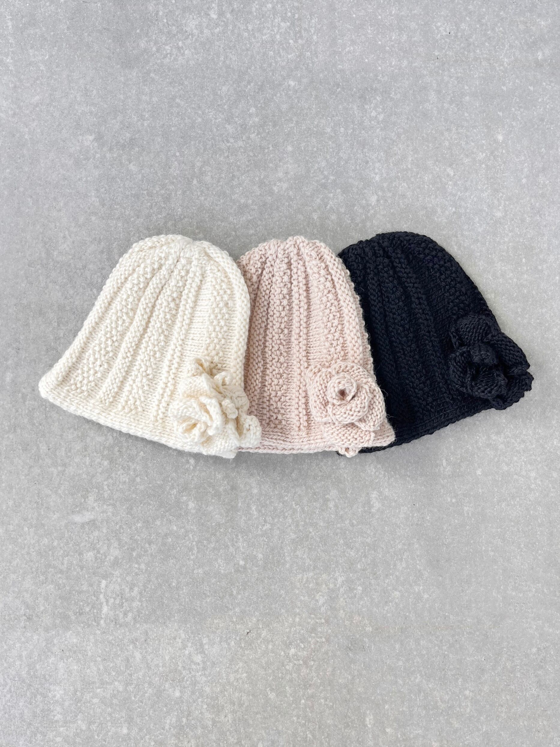 【Bilitis dix-sept ans】 Hand Knit Hat ビリティス・ディセッタン ハンド ハンド ニット ハット 帽子 ニット帽 コサージュ付き 取り外し可能 手編み レディース ウール Ivory Pink Beige Black 2914-629 KOKO｜KOKO 8,316円