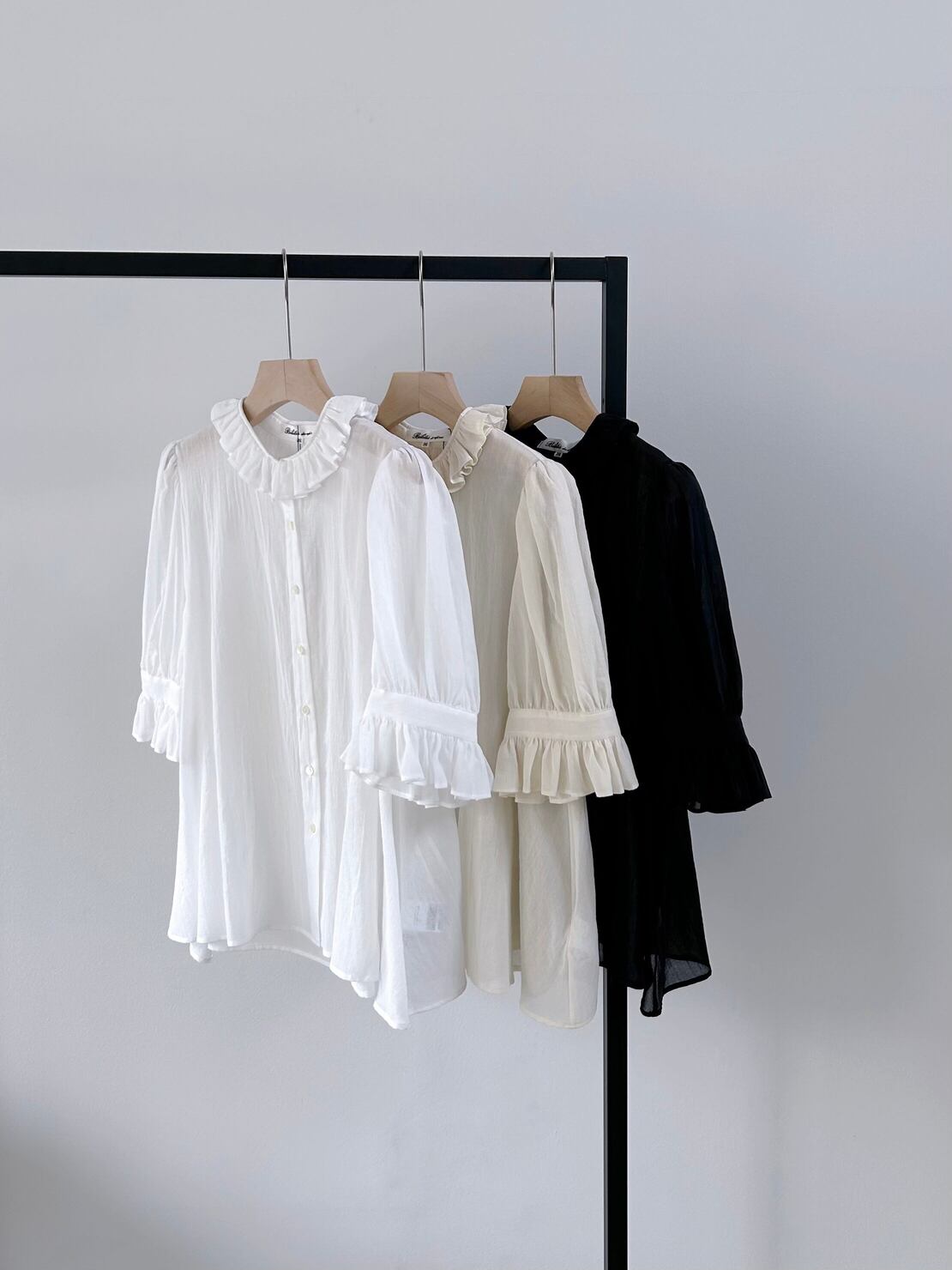 【Bilitis dix-sept ans】 Parisiennen Blouse(H.S) ビリティス・ディセッタン パリジェンヌ ブラウス ハーフスリーブ フリル シアー オフィスカジュアル コットン OffWhite Beige Coral Pink Black 2911-858H KOKO|KOKO