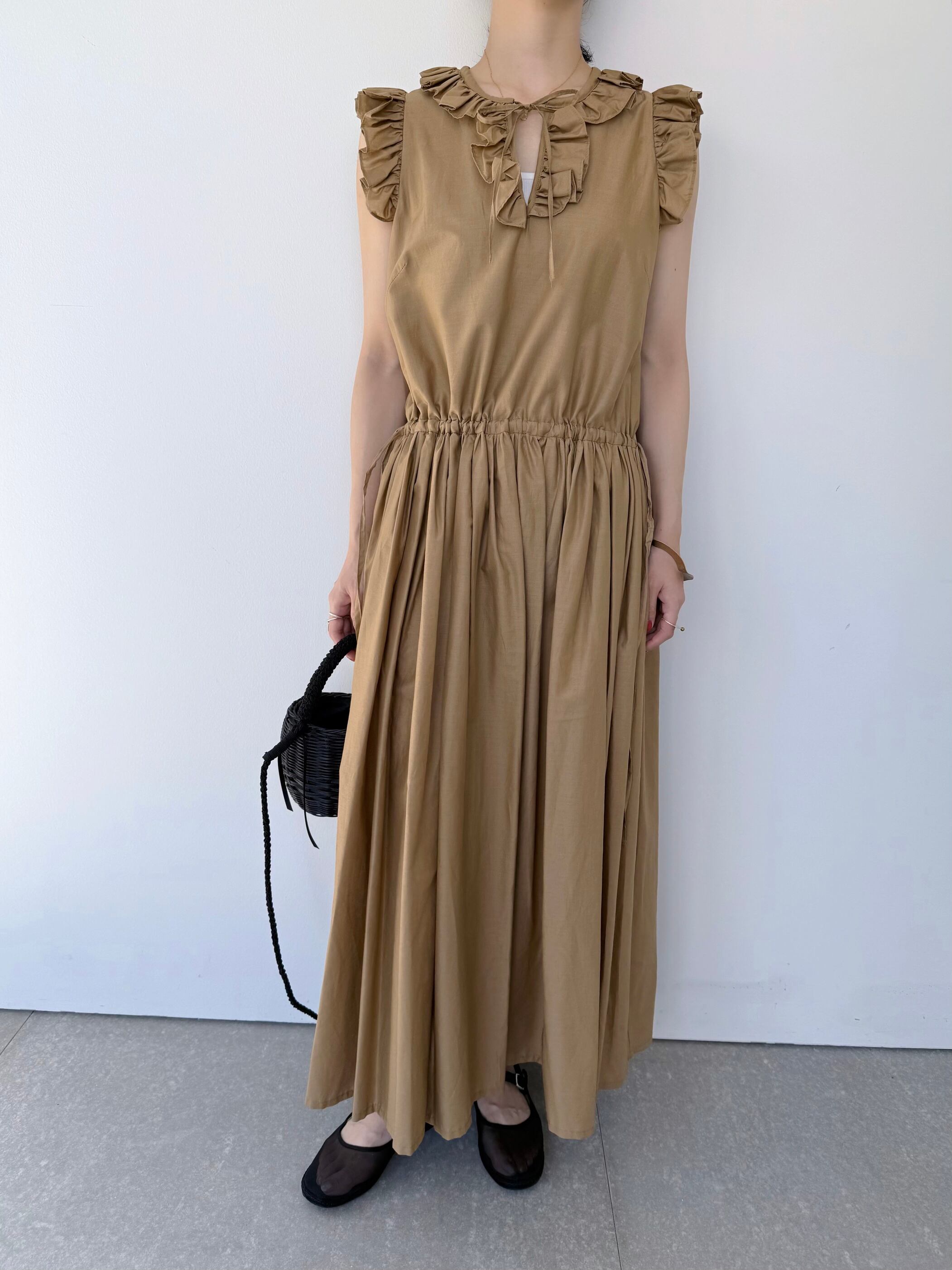 【Bilitis dix-sept ans】 Cotton Frill Dress ビリティス・ディセッタン コットン フリル ドレス ワンピース ノースリーブ シャーリング ウェスト切り替え Camel Beige Black 2913-705 KOKO｜KOKO