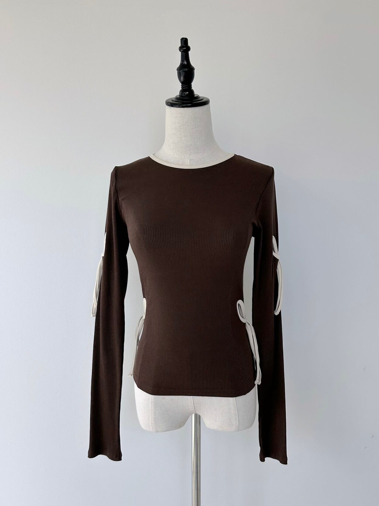 【COEL】 パイピングカットプルオーバー コエル インナートップス くりぬき ハート デザイントップス カットソー クルーネック Brown 185305033 KOKO