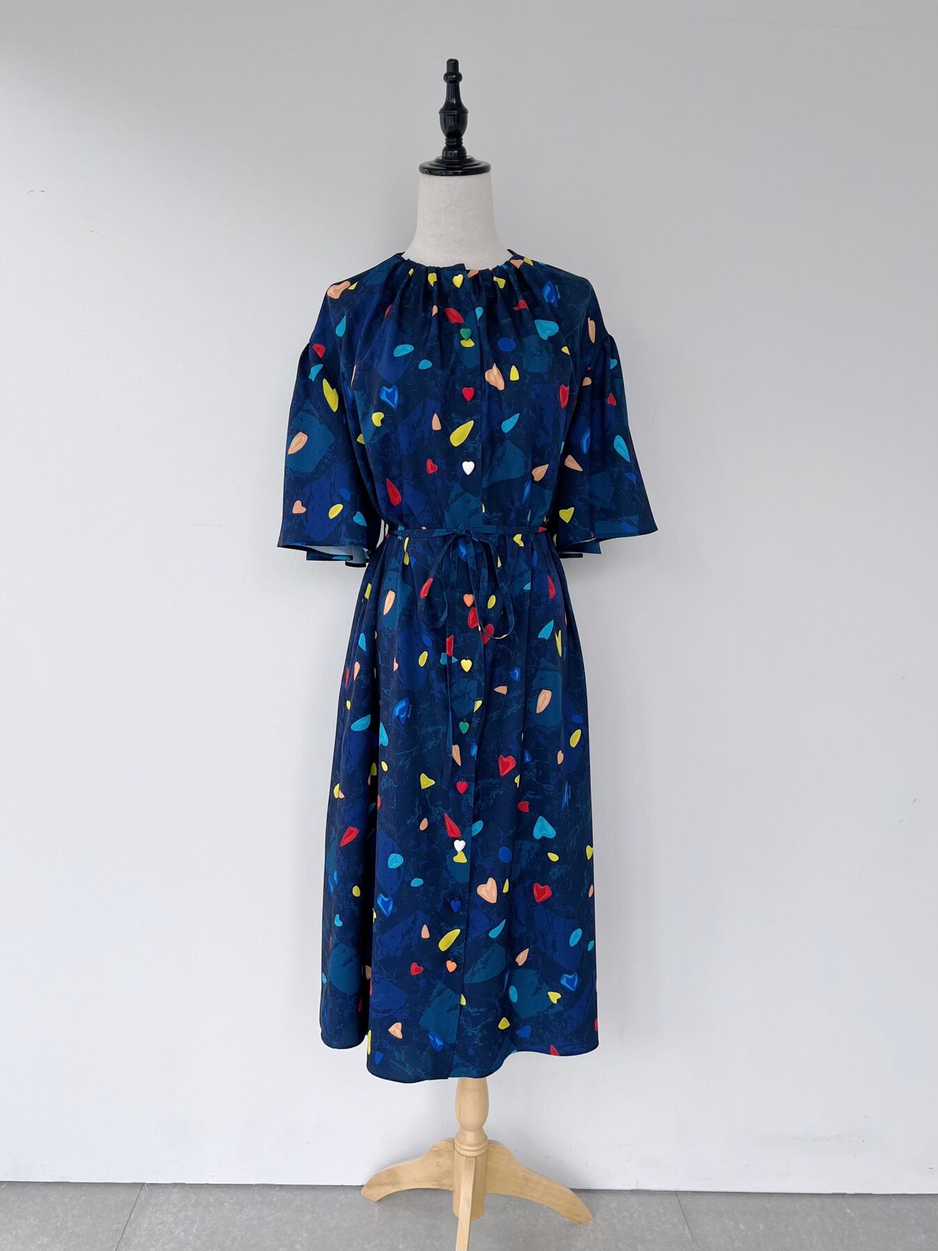 【MUVEIL】 ストーンプリントワンピース ミュベール ドレス ハート カラフル くるみボタン ガウン Navy MA251FA002 KOKO