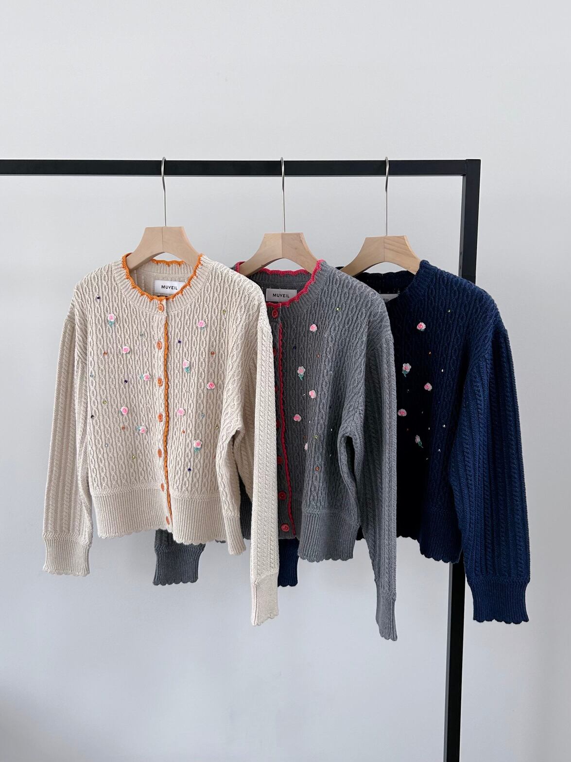 【MUVEIL】 レトロローズカーディガン ミュベール 羽織り カシミア ケーブル編み かぎ編み ハンドメイド ヴィンテージ 刺・墸 ビーズ コットン Ecru Gray Navy MA252KCD002 KOKO｜KOKO
