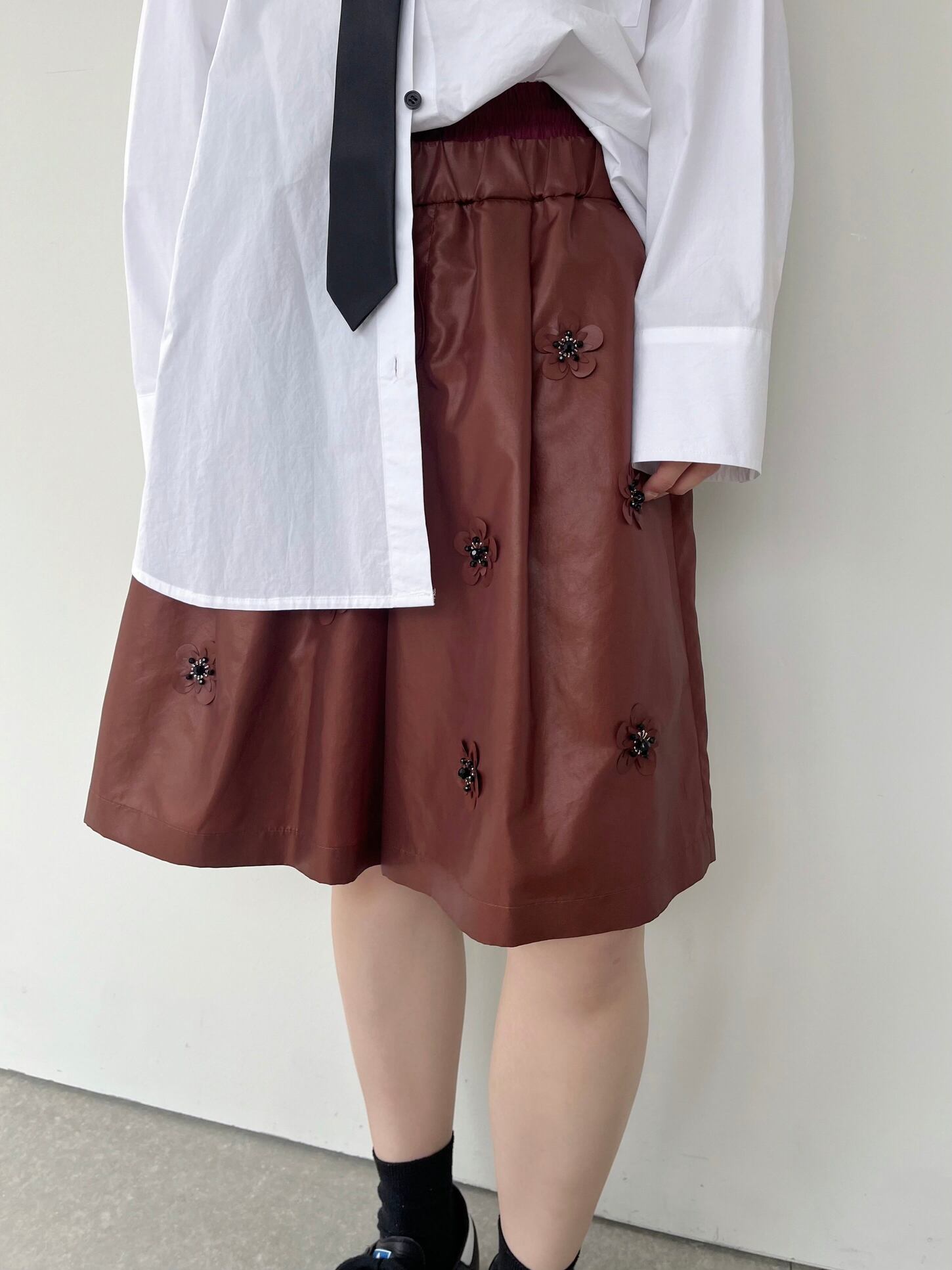 【MUVEIL】 フラワーショートパンツ ミュベール ビジュー ハーフパンツ カジュアル レイヤードデザイン タック ボックスシルエット マット レザーウエストゴム Brown MA252FP002 KOKO|KOKO