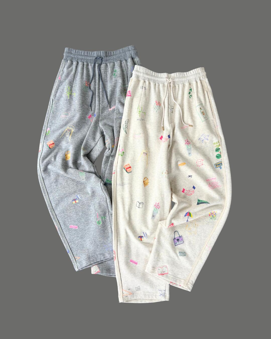 【MUVEIL】 落書きプリントバレルスウェットパンツ ミュベール バレルシルエット カジュアル コードテープ ウエストゴム きれいめ 総柄 コットン ワイドパンツ Beig Gray MA254FP007 KOKO｜KOKO