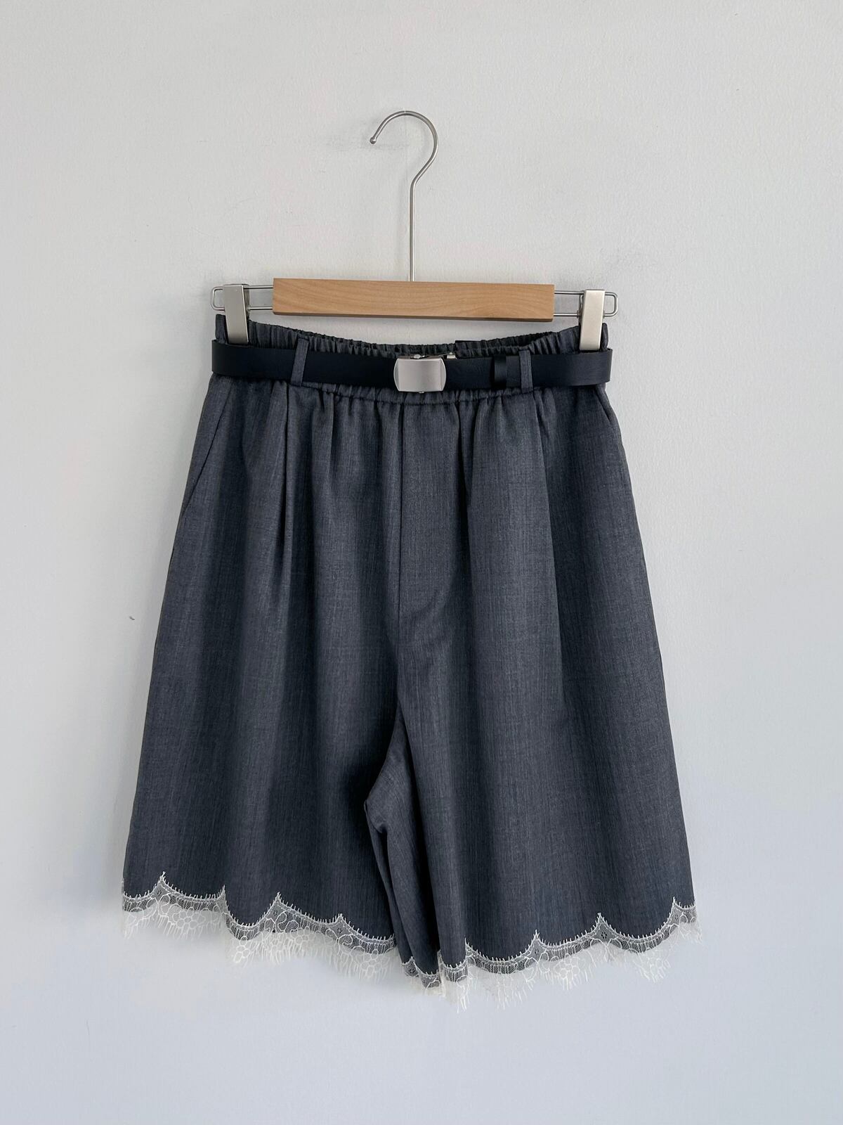 【MUVEIL】 レースショートウールパンツ ミュベール ヴィンテージライク フレアシルエット フェイクレザー ベルト付き ショートパンツ ウエストゴム Pink Gray MA254FP010 KOKO