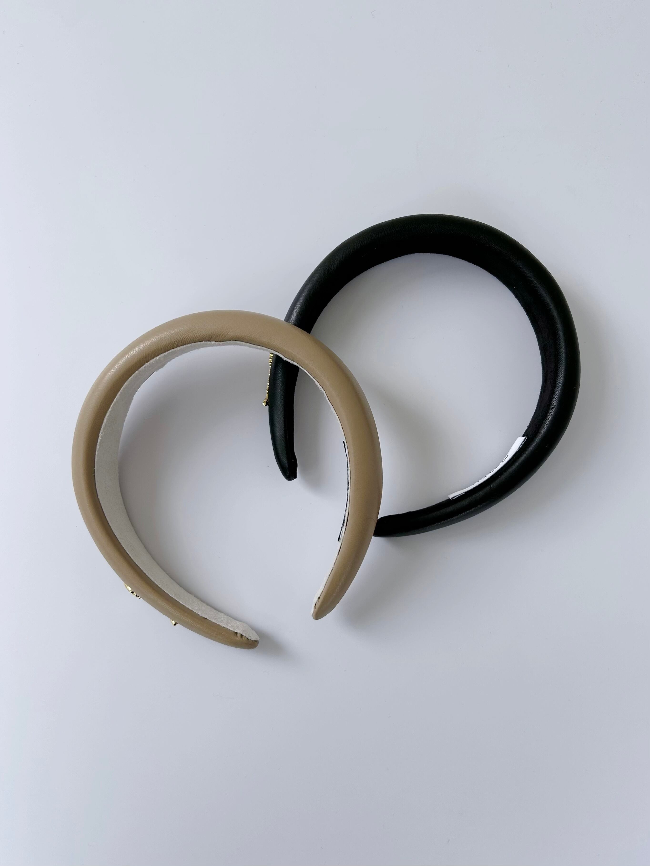 【MUVEIL】 カチューシャ ミュベール フェイクレザー ヘアアクセサリー 合成皮革 ロゴ ゴールドプレート Beige Black MA254EAC005 KOKO