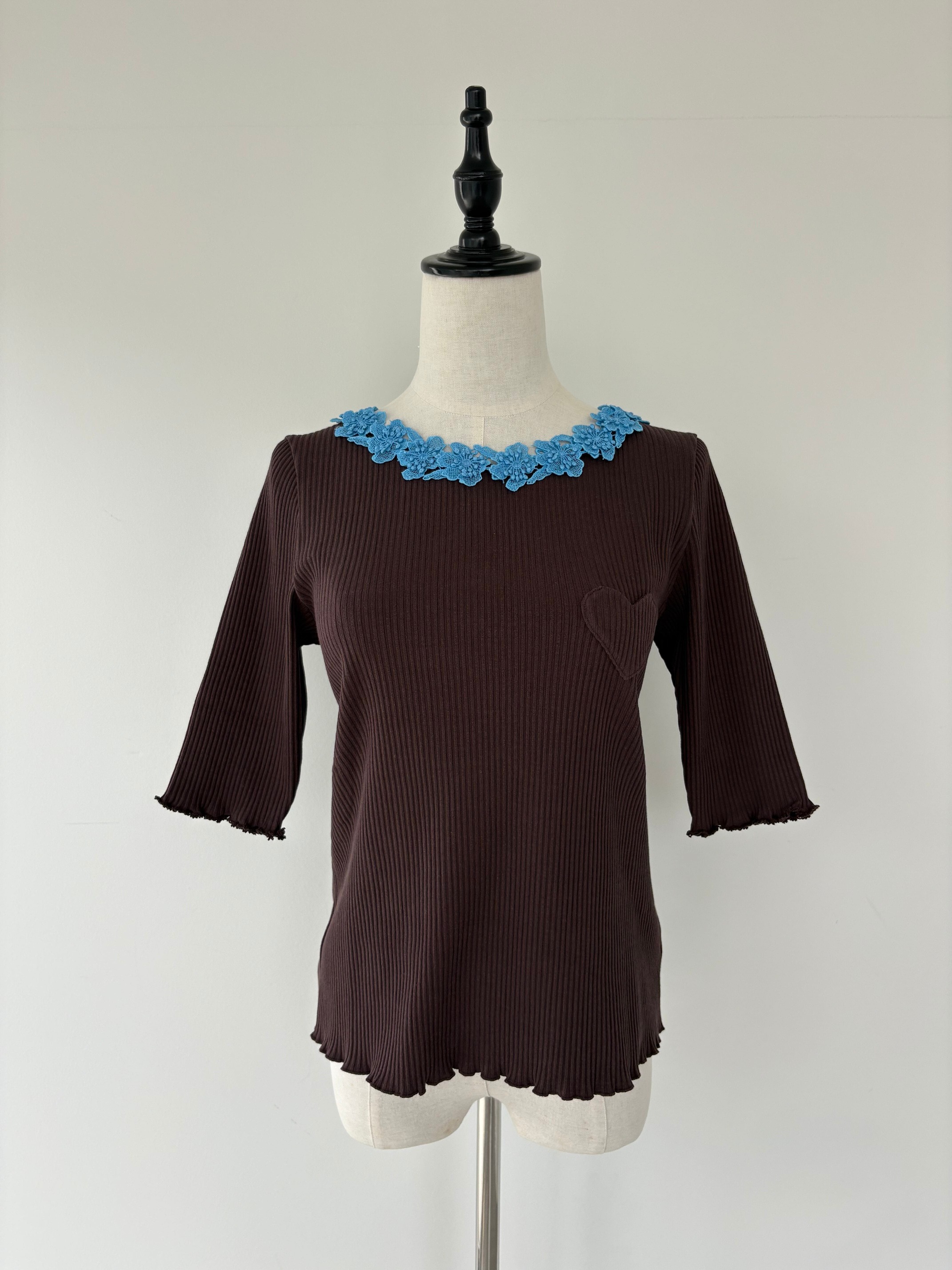 【MUVEIL】 ハートパッチTシャツ ミュベール フラワーレース ワイドリブ 裾広がり 半袖 フェミニン 配色 コットン Dark Brown MA262UTS001 KOKO|KOKO