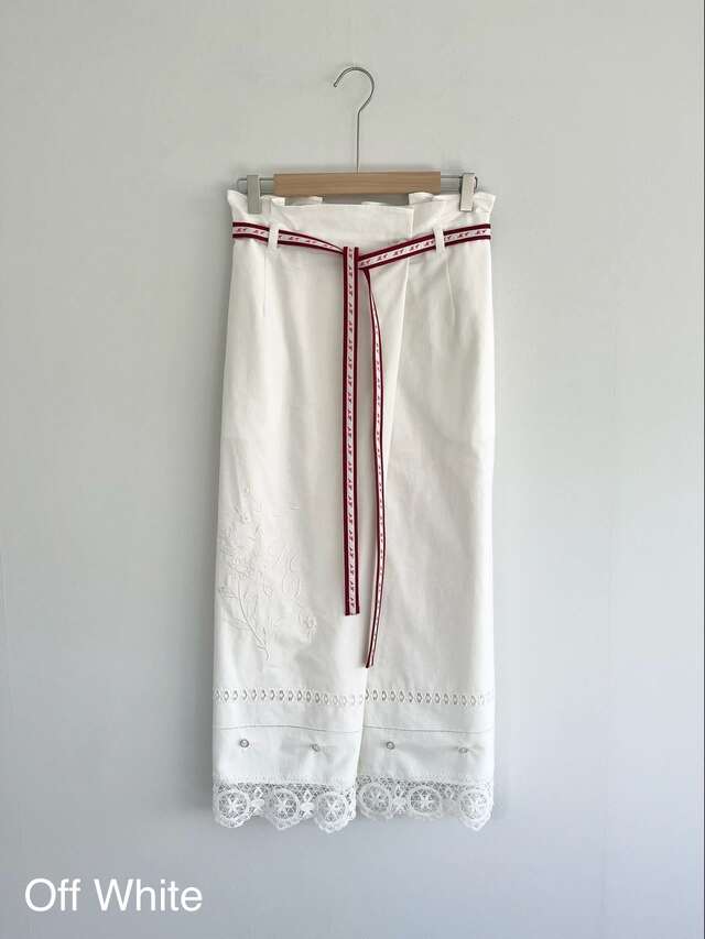 【MUVEIL】　ピローレーススカート ミュベール 刺繍 イニシャル レース 紐ベルト スリット コットン Off White Navy MA224FS002 KOKO