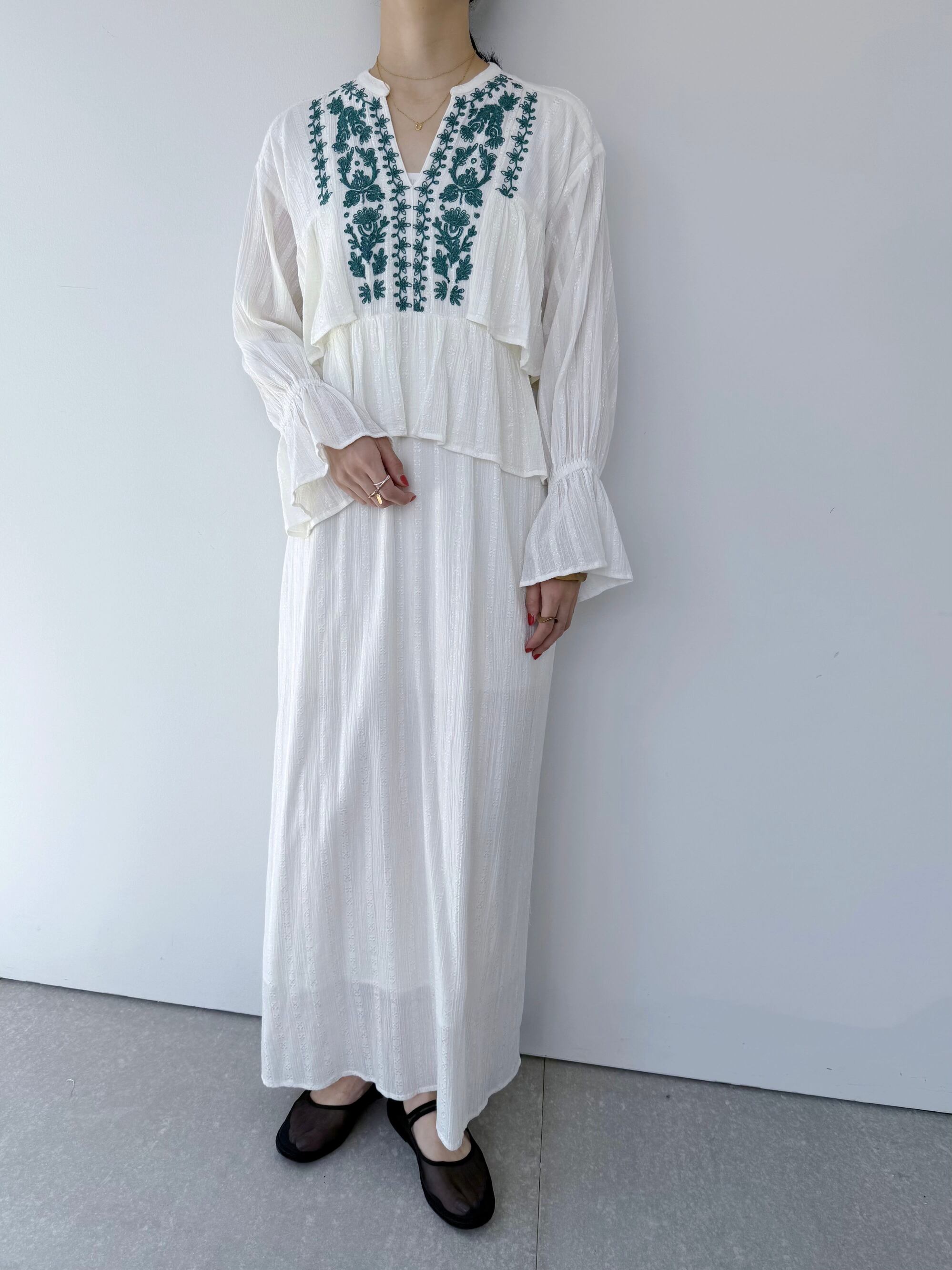 【Sara Mallika】 Cotton Jacquard Cord Embroidery Dress サラマリカ コットン ジャガード コード エンブロイダリー ドレス ワンピース リゾート 刺・墸 Vネック Ecru Green 020452SC2 KOKO｜KOKO 16,401円