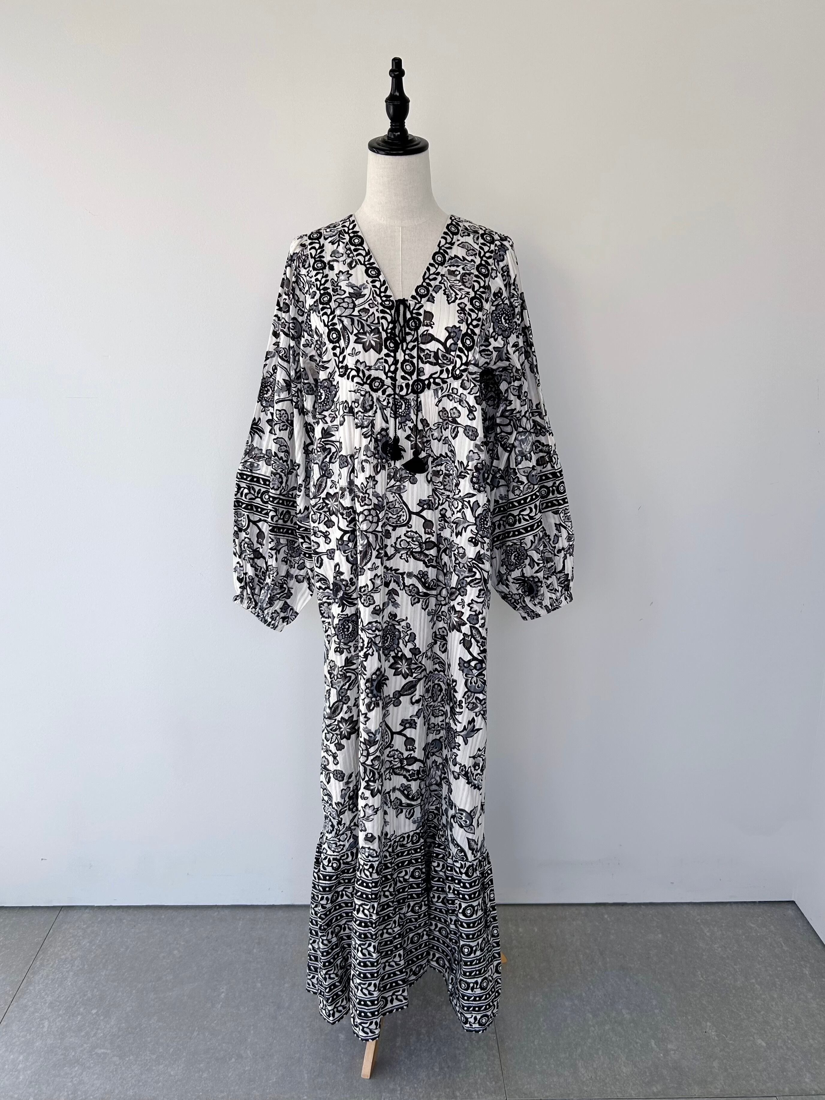 【Sara Mallika】 Paisley Flower Print Dress サラマリカ ペイズリー フラワープリント ドレス ロングドレス ワンピース ボーダー リゾート Vネック ボリューム袖 長袖 Black 020461SB1 KOKO