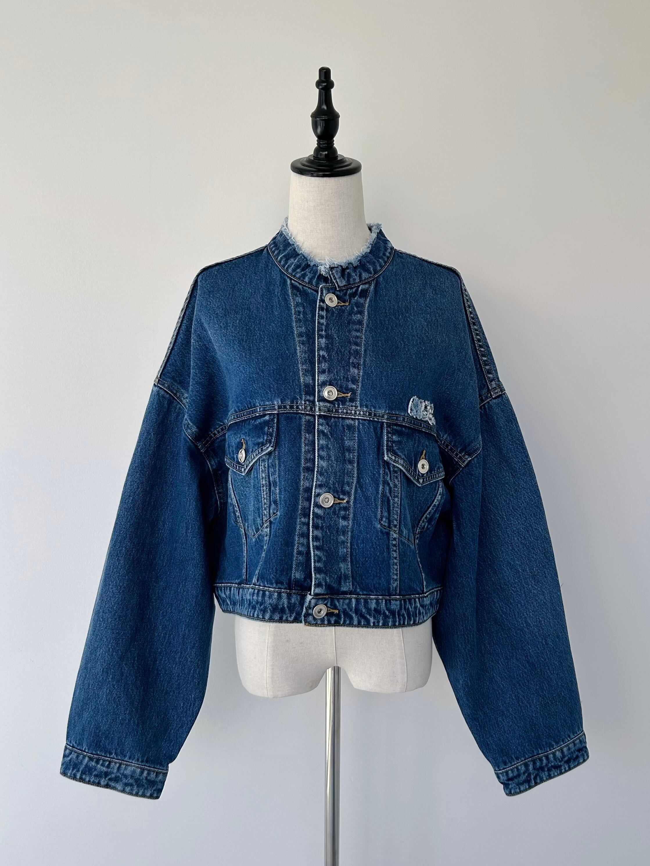 【M53.】 シグネチャーGジャン エム53. デニムジャケット ノーカラー ドロップショルダー 袖長め 切りっぱなしデザイン ヴィンテージライク ロゴ コットン Indigo MJ-064 KOKO｜KOKO