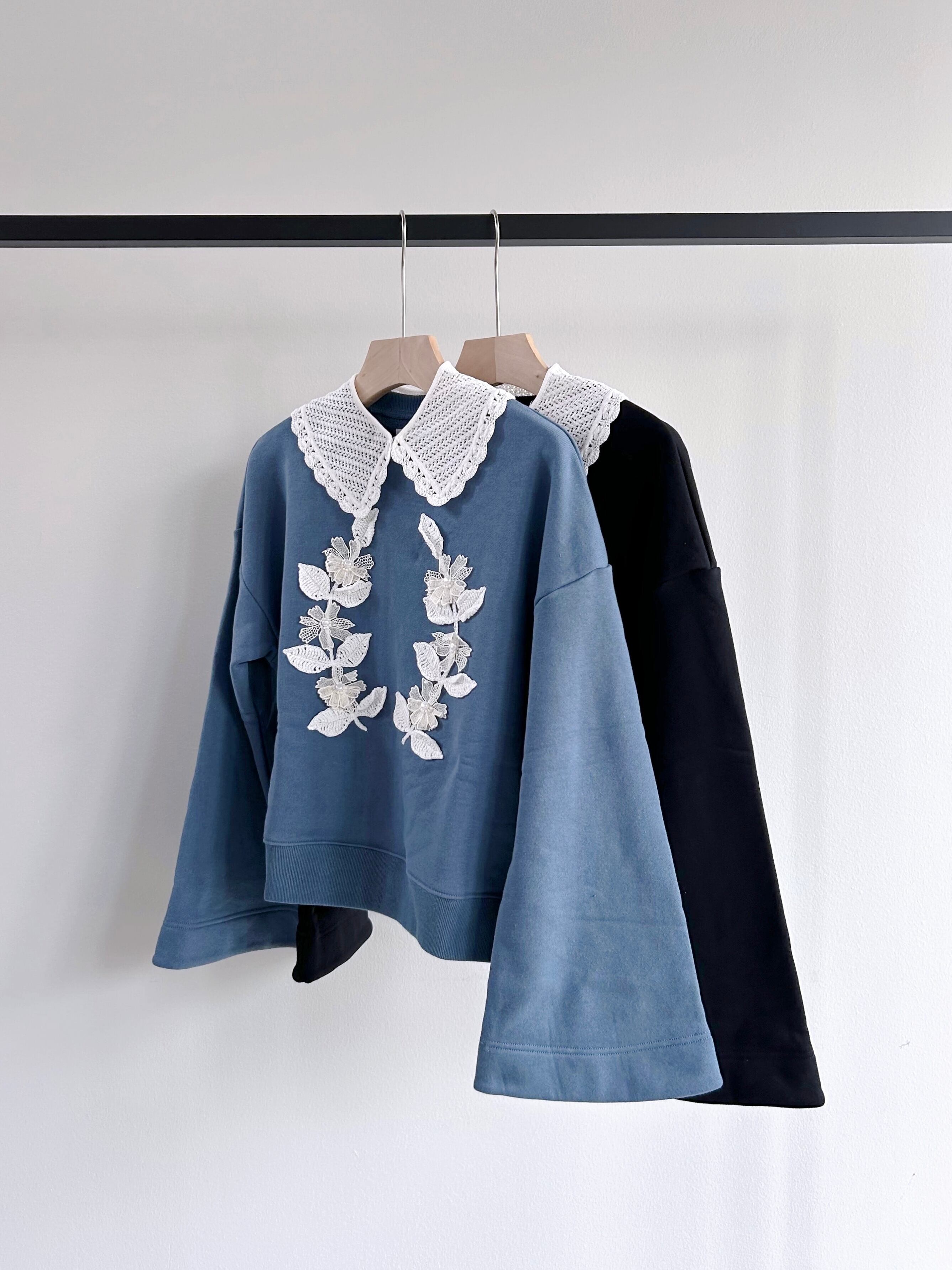 【MUVEIL】 カメオ刺繍裏毛プルオーバー ミュベール パーカー 花 手編み クロシェ レース 付け衿 コットン Blue Black MA242UTS006 KOKO|KOKO