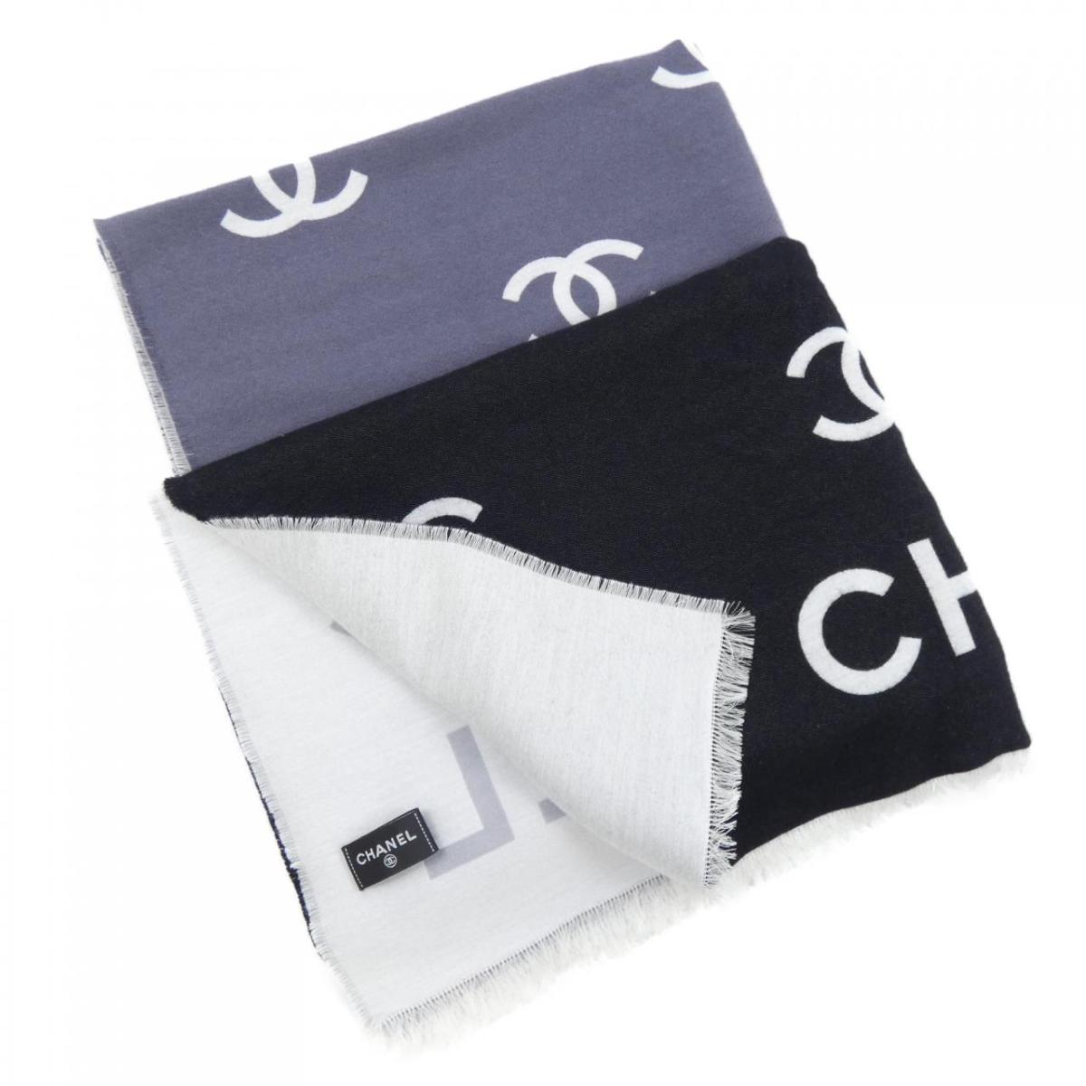 マ*ン様 CHANEL 大判スカーフ/パレオ　グレー ✕ホワイト　ロゴ入り 11601397_3.jpg