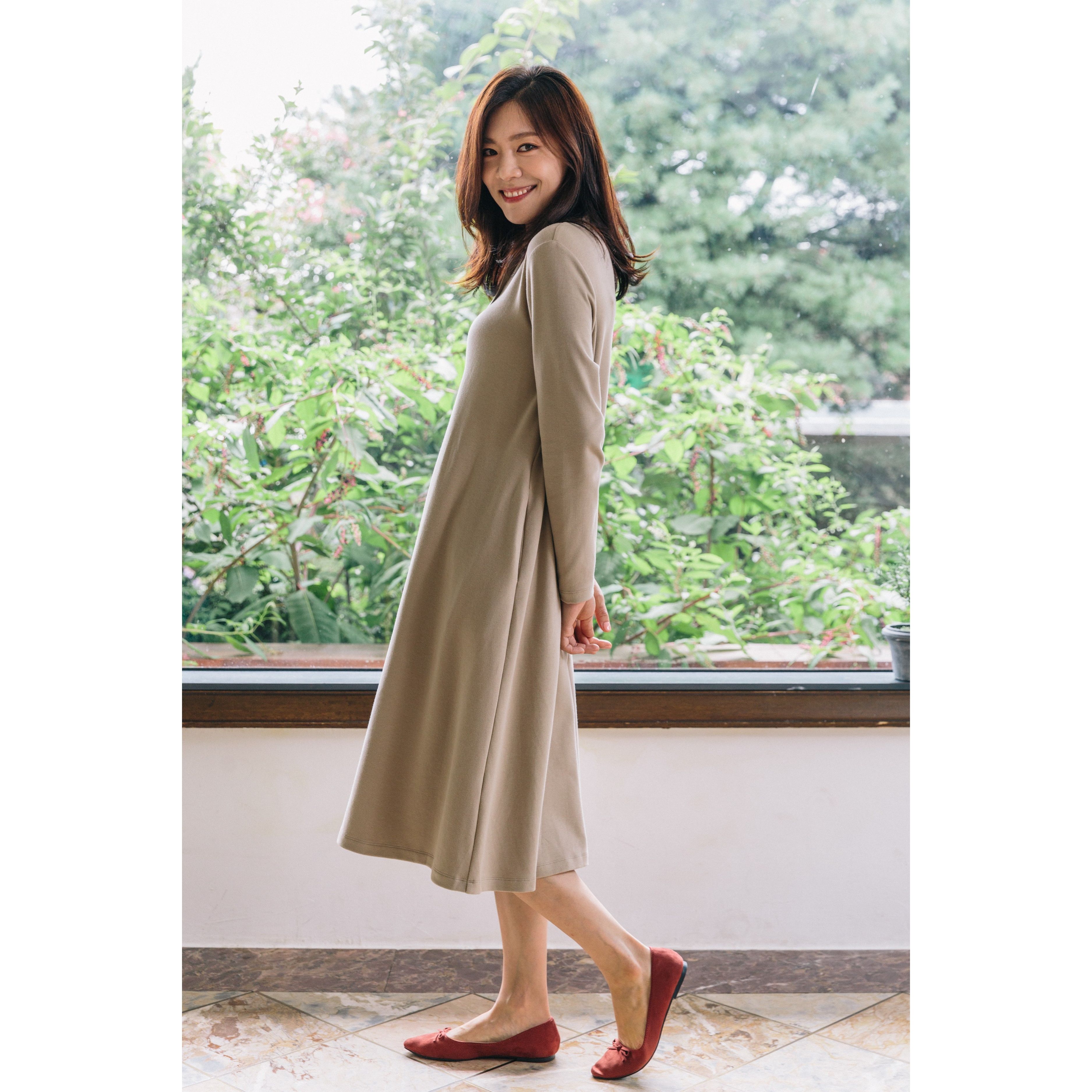 人気スタイ贈呈 レビュー特典 公式 ボタンで簡単授乳 肌触り抜群 カバー力 コニー Konny コニーママウェア ボタンフレア授乳ワンピース 授乳服 長袖 部屋着 楽ちん 秋冬対応 産後服 Aラインワンピ ポケット付き 柔らか生地 おうちコーデ Schwimmbad Delphine De