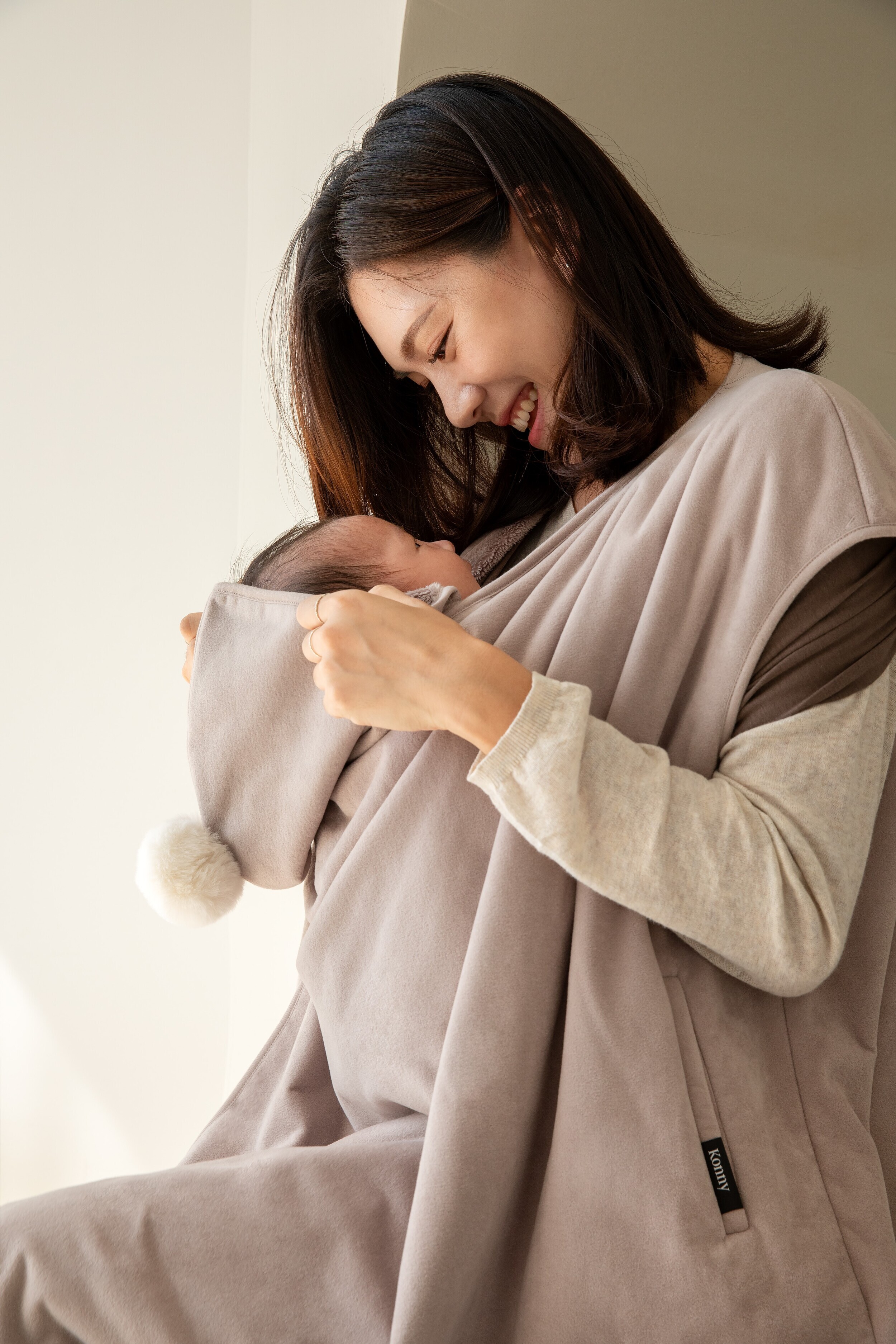 最大46 Offクーポン 公式 赤ちゃんがと一緒に装着 コニー 防寒ケープbasic 袖なしタイプ 抱っこ紐ケープ 足まで暖かく 秋冬 お出かけ必須品 おしゃれ 簡単装着 ポケット付き フード付き Konny ベビー 出産祝い ギフト 他の抱っこ紐併用可 Taibachlibrary Org Uk