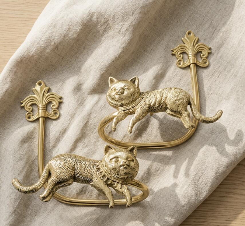 カーテンフック ふさかけ 猫 真鍮風 2個セット 鳶尾（アイリス）柄 ロストワックス製法 アンティーク調 ゴールド