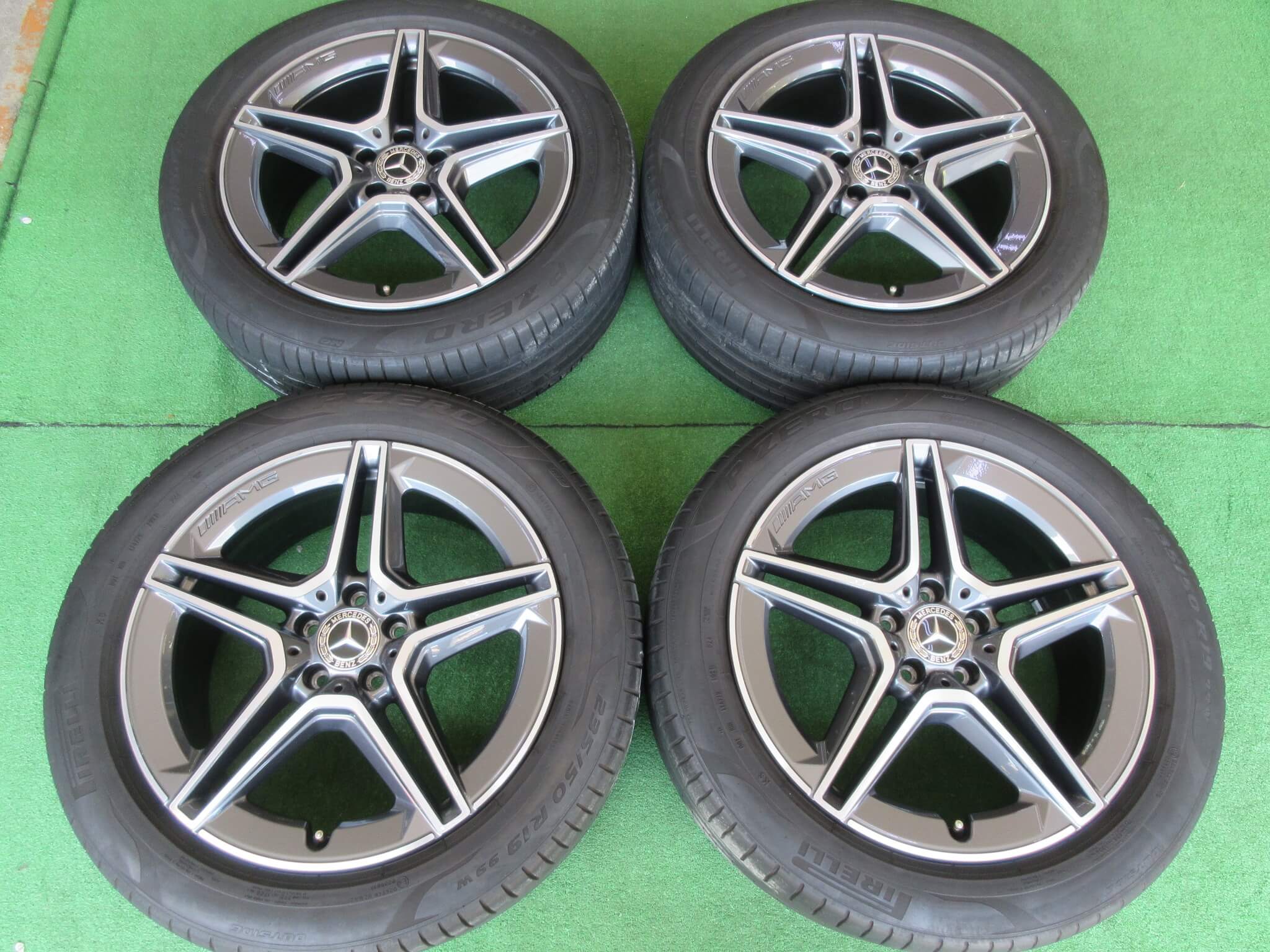 【中古】メルセデス　ＧＬＢ　ＡＭＧライン純正ホイール　7.5J-19 5H112 +53 目立った傷も無く程度良好です♪｜小杉タイヤ販売