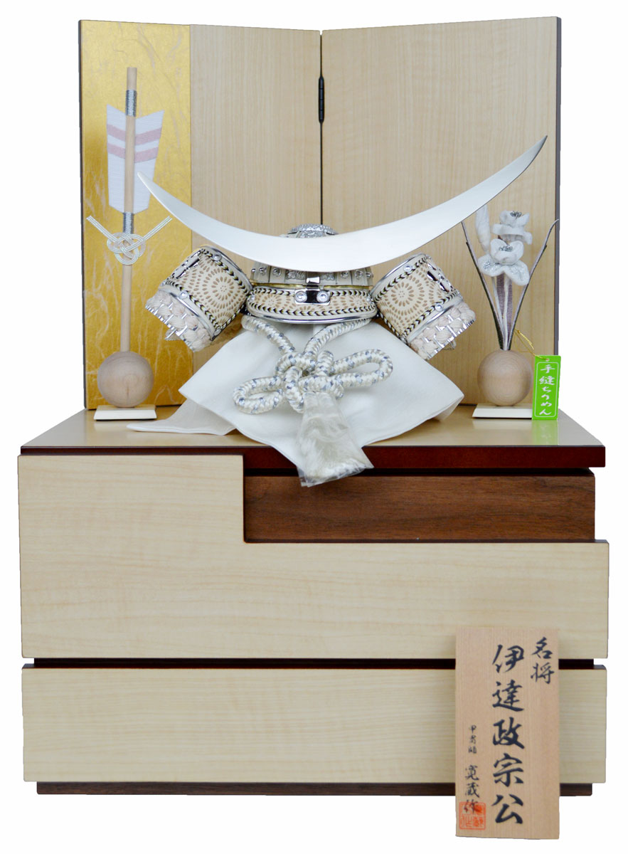 【五月あやつり人形】兜 納める飾りつけ【北寿】7号 白金印伝白さくら色 伊達兜※白ペンキ塗り銀鍍金完成の剥ぎ取り合わせ鉢の兜※客あしらい品付き添い人