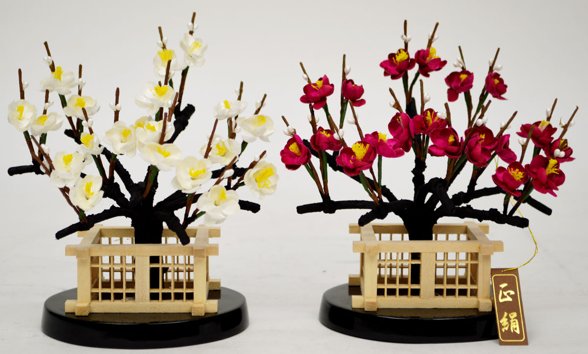 【ひな人形】紅白梅 梅正絹 栄 正絹花弁・木製井垣 サイズ：15号～35号　※高さ　10.8cm～22.5cm ※手作り品の為、多少サイズが変わります。 ※大きさにより価格が変わります。 ※画像は25号です。