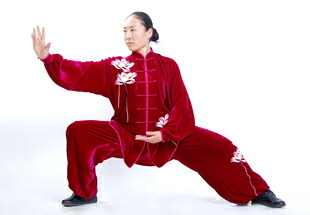 寒い冬に1着は欲しい！生地は厚めで暖かさ抜群！太極拳表演服・赤色高級シルク刺繍蓮の花太極拳服