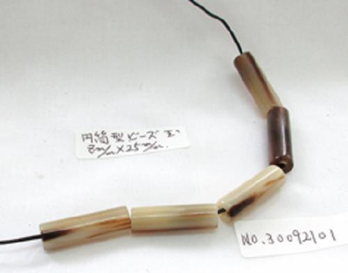 水牛アクセサリーパーツ・8×25ｍｍ、菅玉。5個（セット）価格。色物（天然色）。穴の径2.5ｍｍ・芯持ち・特殊芯抜き技法品。本オランダ水牛角。紐は付いていません。日本製。ゆうパケット便