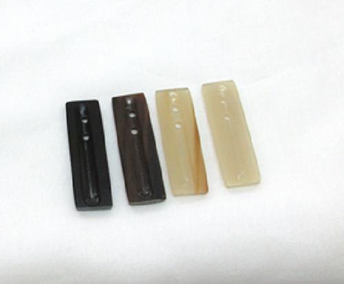 水牛アクセサリーパーツ、ぶらさがり（処分品）。長さ35ｍ／ｍ・幅11ｍ／ｍ、・厚み2.5ｍ／ｍ・紐穴２ｍ／ｍ・長方形型。左より、黒（天然色）・茶（天然色）・ベージュ（天然色）・ベージュ（天然色）。４個（セット）の価格。日本製。ゆうパケット便。｜水牛のコヤマ