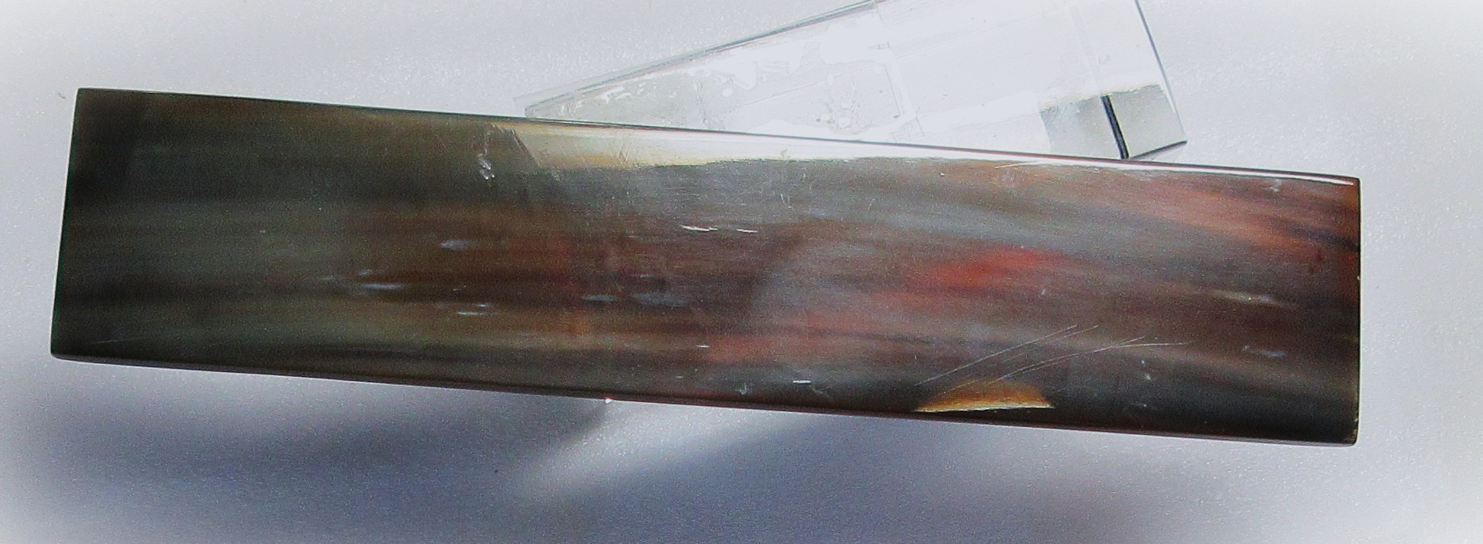 水牛板材、長尺・160ｍｍ。薄茶（天然色）・長さ約160m/m・鏡磨き・幅約35m/m ・ 厚み約6～5.5m/m・側面縦割りカット材。二つの画像は同一のものです。日本製。ゆうパケット便。