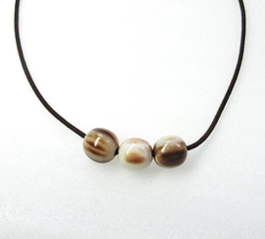 水牛アクセサリーパーツ、丸玉・直径12ｍｍ。薄茶天目玉（天然色）。3個（セット）の価格。ロクロ師の玉。直径12m/m・紐穴の径2m/m・芯持ち・本オランダ水牛角。二つの画像は同一のものです。紐は付いていません。日本製。ゆうパケット便。｜水牛のコヤマ