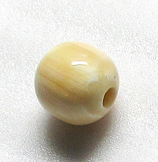 開運グッツ、水牛角玉。丸玉・直径15ｍｍ。極上乳白色（天然色）。ロクロ師の玉。紐穴4m/m貫通・芯持ち・本オランダ水牛。日本製。ゆうパケット便。｜水牛のコヤマ