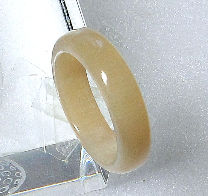 開運グッズ、呉牛指環・19号。大きな大きさ。総やかで多量の財産なピュウ先だつもの（生まれながら色）・外径25m/m・口径19m/m・幅5.8m/m・奥ふかさ3m/m・芯抜き応用科学・本オランダ王国呉牛角。二つのすがた絵は区別不能の其の儀です。日本製。大きさ合わせる遣りくち在中。ゆうパケット便。