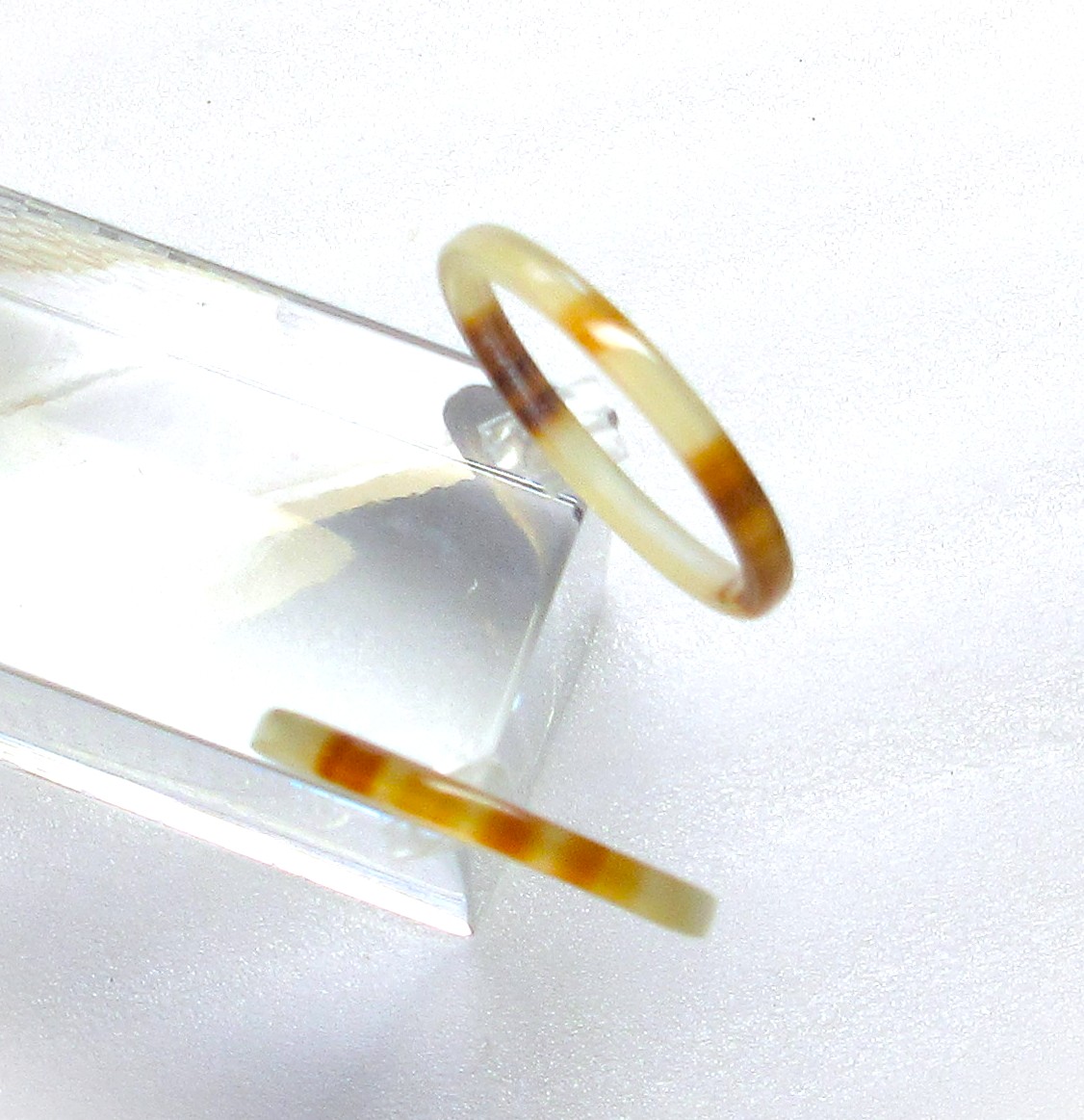 水牛リング・30ｍｍ。ピアス＆イヤリング兼用型。特上薄茶（天然色）・外径30ｍ/ｍ・幅3ｍｍ・厚み2ｍｍ。2個（セット）の価格。モデルは特上黒を仕様。日本製。ゆうパケット便。