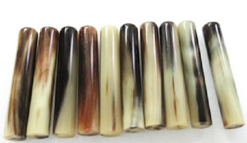 水牛印材・10.5ｍｍ。プロ用（業務用）。中色（天然色）・長さ60m/m・直径10.5m/m・芯持ち・本オランダ水牛角。10個（セット）の価格。三つの画像は同一のものです。次の画像は、同様の棒材より作ったものです。日本製。ゆうパケット便。