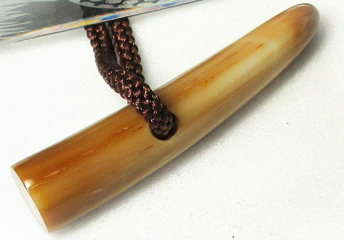 呉牛ダッフルボタン・75粍。特注品（一個穴）。特上うす茶色（生まれながら色）・長さ７5m/m・木口16×14.5m/m。紐は付いていません。日本製。ゆうパケット便。