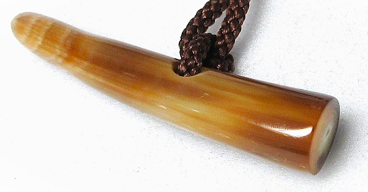 呉牛ダッフルボタン・75粍。特注品（一個穴）。特上奥ふかさある茶（生まれながら色）・長さ７5m/m・木口17×15m/m。紐は付いていません。日本製。ゆうパケット便。