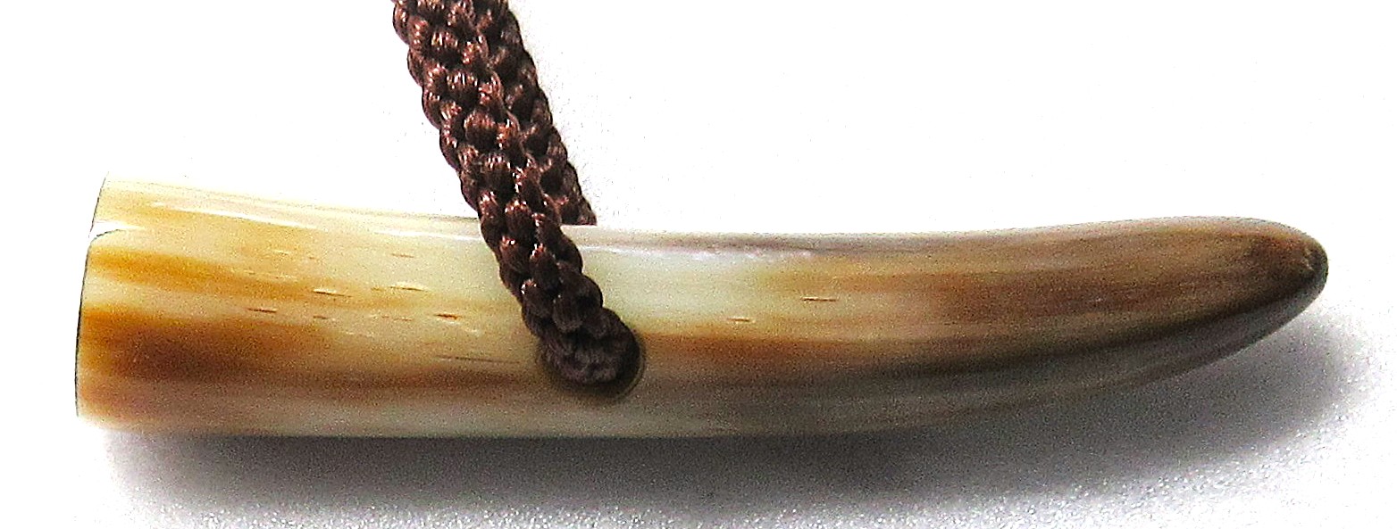 呉牛ダッフルボタン・75粍。特注品（一個穴）。特上晴れ晴れしいなうす茶色（生まれながら色）・長さ７5m/m・木口16×15m/m。紐は付いていません。二つのすがた絵は区別不能の其の儀です。日本製。ゆうパケット便。