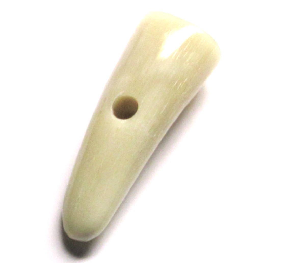 水牛ダッフルボタン・55ｍｍ。特注品（一つ穴）。極上純白（天然色）。長さ５5m/m・一つ穴（紐穴の径6m/m）・木口約21×18ｍ／ｍ。日本製。ゆうパケット便。