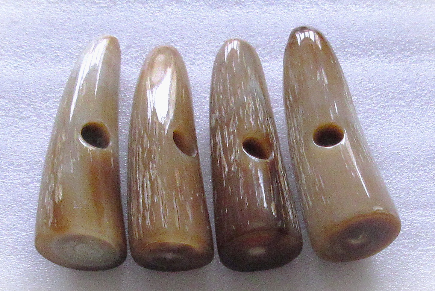 呉牛ダッフルボタン・50粍。特注品（一個穴）。特上うす茶色（生まれながら色）。4個（書き割り）の通貨価値。長さ50m/m・紐穴の径6m/m。二つのすがた絵は区別不能の其の儀です。日本製。ゆうパケット便。