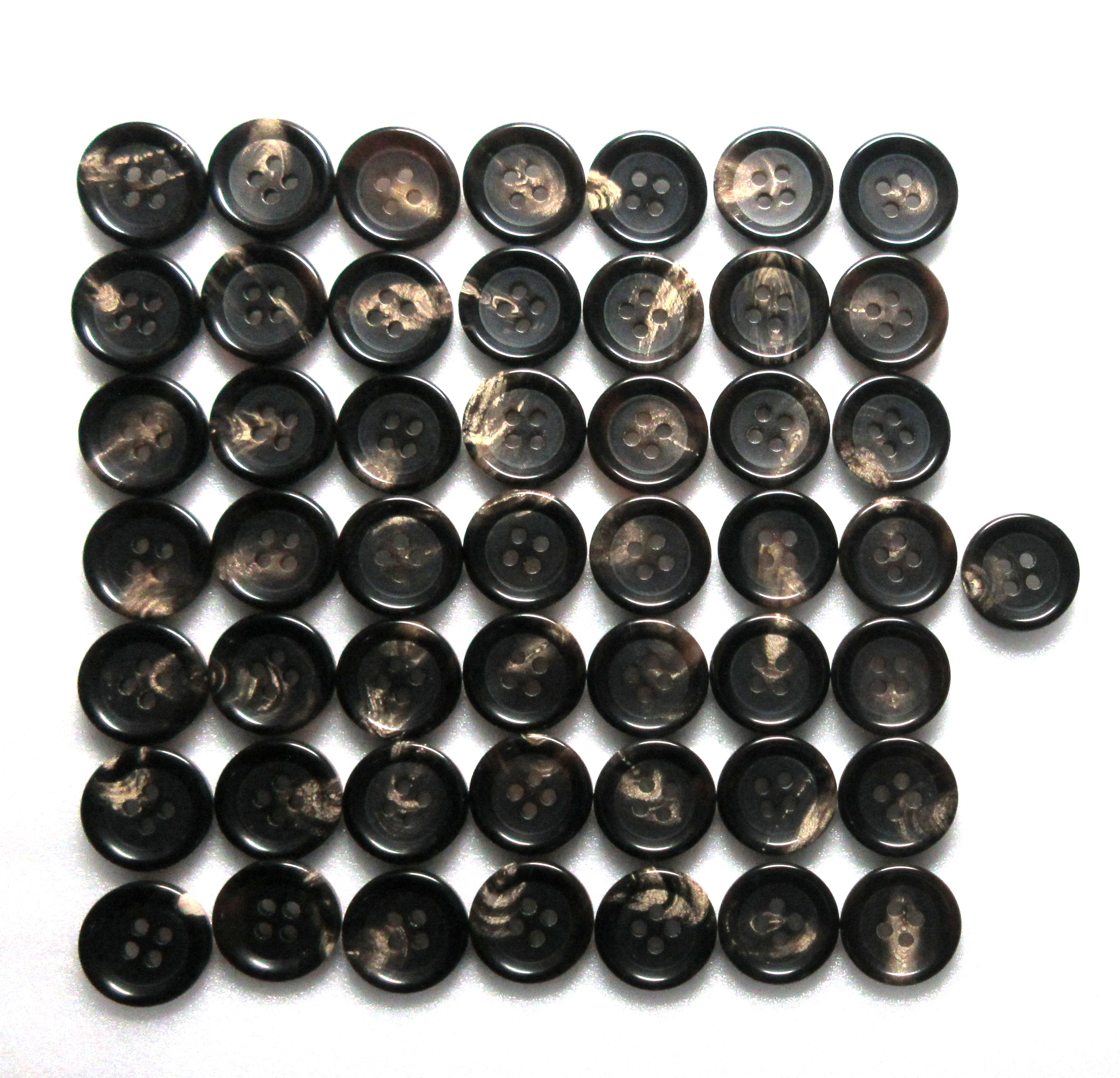 水牛ボタン・18ｍｍ、タライ型。50個の価格。濃濃茶の附（天然色）・四つ穴・厚み4m/m。日本制。ゆうパケット便。