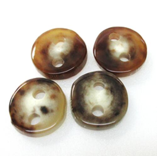 水牛(角)ボタン、紐止30。ブタ鼻（天然皮付き）。特注品。特上薄茶（天然色）・直径30m/m・厚み6m/m・紐穴の径6m/m。4個（セット）の価格です。日本製。ゆうパケット便。