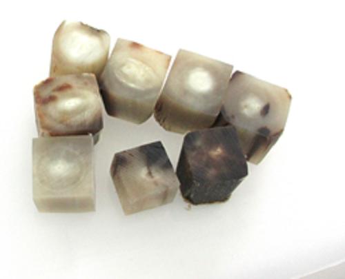 呉牛芸術原材料、骰子材・15粍角。労働者階級用。色物（生まれながら色）・15ｍ／ｍ角・本オランダ王国呉牛角。労働者階級用。7個（仕掛ける）の必要経費。製作遣りかた在中。日本製。ゆうパケット便。