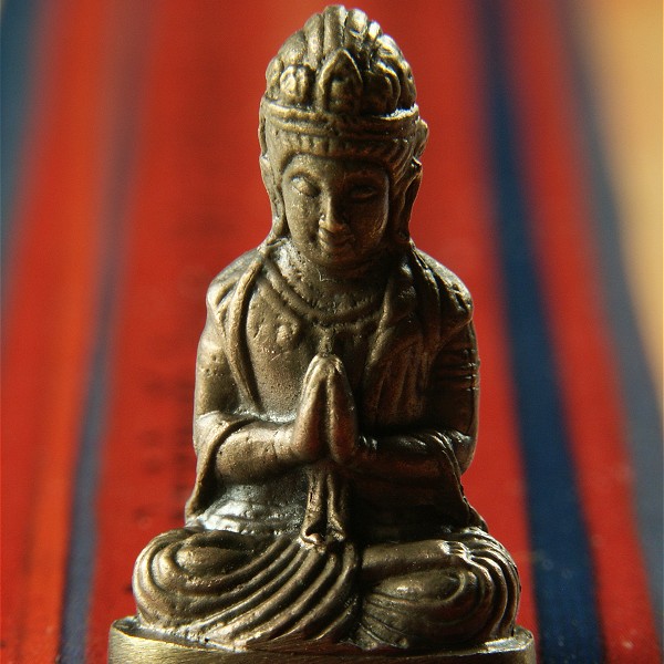 勢至菩薩　珊瑚　サンゴ　彫刻　仏像　ミニ　高さ約3.9cm　厨子 勢至菩薩 珊瑚 サンゴ 彫刻 仏像 ミニ 高さ約3.9cm 厨子 工芸品