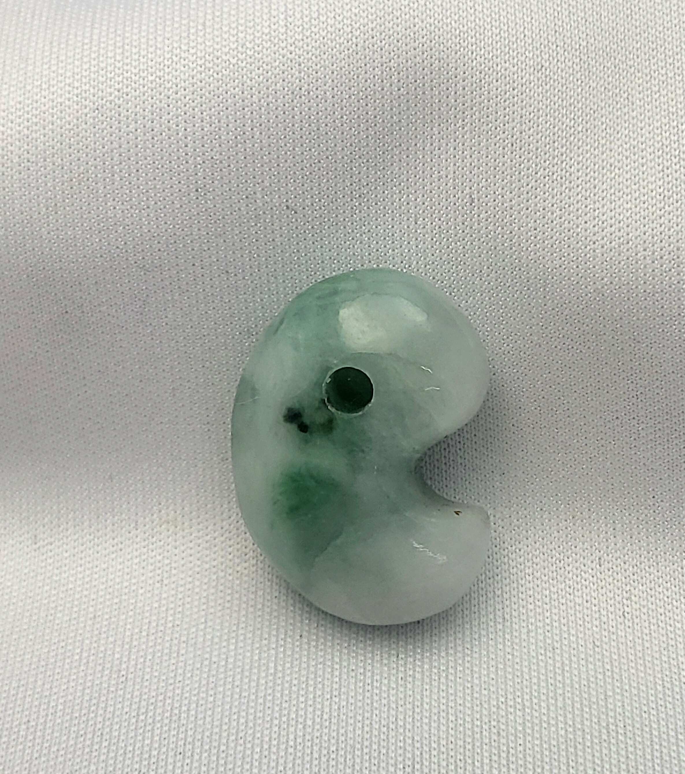 翡翠 （ひすい）勾玉 まがたま 23mm&times;11.5mm 　天然石 パワーストーン ミャンマー産 〈19〉｜Ｋ・Ｒ 9,900円