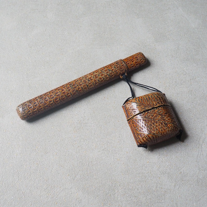 喫煙具 提げ煙草入 とんこつ 腰差し 漆塗　0001<br>堤もん 喫煙グッズ 刻み煙草 じんぎり<BR>【中古】暮らしの 古道具 骨董  アンティーク<BR> 古民家 古民具 雑貨<BR>JAPAN japanese antique vintage<BR>smoking goods