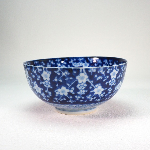 梅文様 鉢  0258<BR>明治時代  伊万里 染付 手描き ベロ藍<br>陶磁器 鉢 器 日本 食器 和食器<br>【中古】 骨董 アンティーク  瀬戸物 <BR>JAPAN japanese antique vintage tableware porcelain china <BR>
