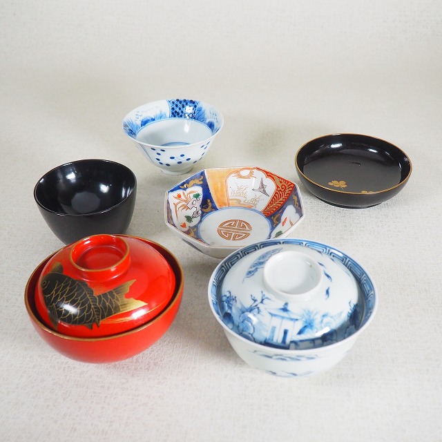 お食事セット  2セット  飯碗 お椀 猪口 向付 漆器　0325<BR>伊万里 染付 手描き 江戸時代～明治時代<br>漆黒 朱塗 蒔絵 昭和時代<BR>【中古】 骨董 アンティーク <BR>JAPAN japanese antique vintage tableware porcelain china rice bowl imari<BR>